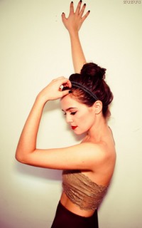 Zuzu's Gallery 1390659284-lauren-desberg-2012-photoshoot-zoey-deutch-34676615-1280-1912