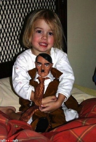 L'topic des boulets - Page 10 1409841803-what-gods-green-earth-child-hitler-doll-wtf-epic-fail-1368682065