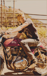 Charlie HUNNAM 1492556261-018