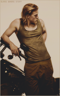 Charlie HUNNAM 1492556280-027