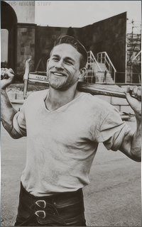 Charlie HUNNAM 1492950302-001