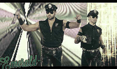 Emerald Wrestling #06 - 28/08/2017 1503799976-breezango-cop-uniform