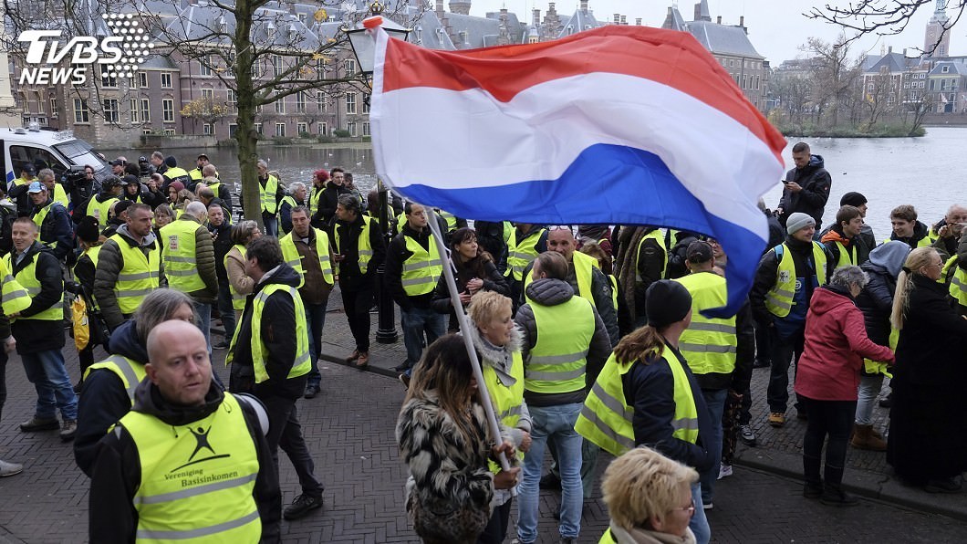 Gilets jaunes - Page 3 1543866576-stbfomz