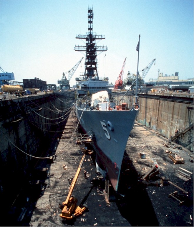 DESTROYERS LANCE-MISSILES CLASSE CHARLES F. ADAMS 122117USSClaudeVRickettsaubassinNorfolk1982