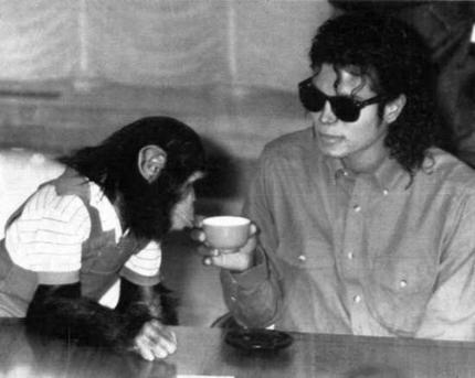 Photos de Michael Jackson avec des animaux (et vidéo de son singe Bubbles) 181664bubbles_wideweb__430x343