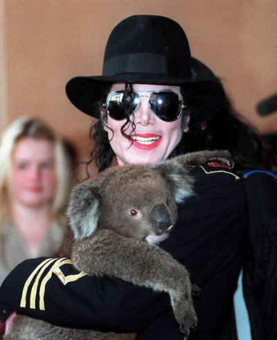 Photos de Michael Jackson avec des animaux (et vidéo de son singe Bubbles) 318441jacksonbear