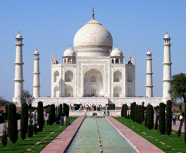 Les septs merveilles du monde 395314225745728px_Taj_Mahal_in_March_2004_1_