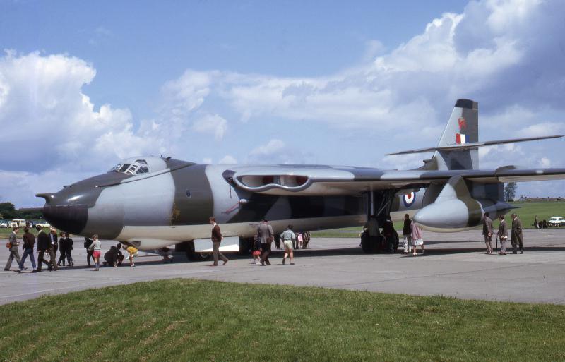 SNLE CLASSE RESOLUTION 432437Vickers_Valiant_camoufle