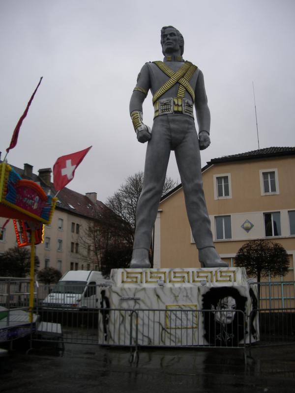 La statue de Michael Jackson à La Chaux-de-Fonds ! - Page 2 465484IMGP0241