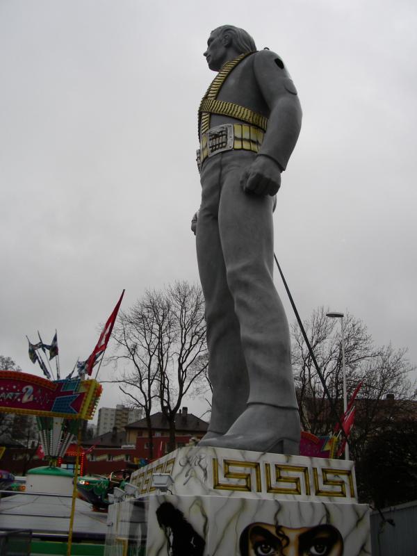 La statue de Michael Jackson à La Chaux-de-Fonds ! - Page 2 493305IMGP0238