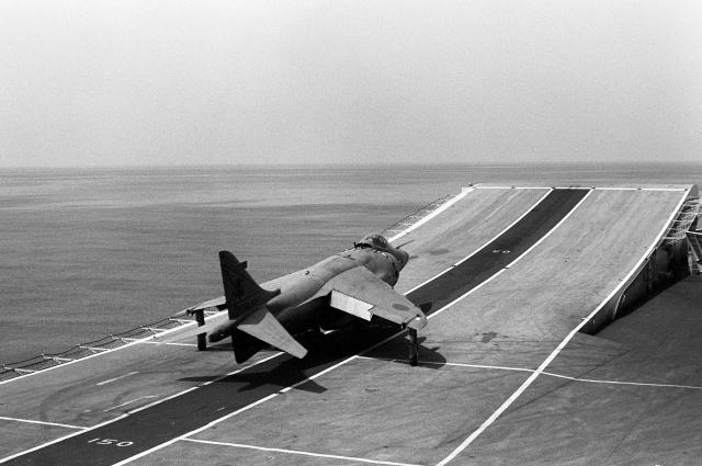 BRITISH AEROSPACE HARRIER ET SEA HARRIER 525549Harrier_FRS_1_ski_jump_take_off_HMS_Invincible