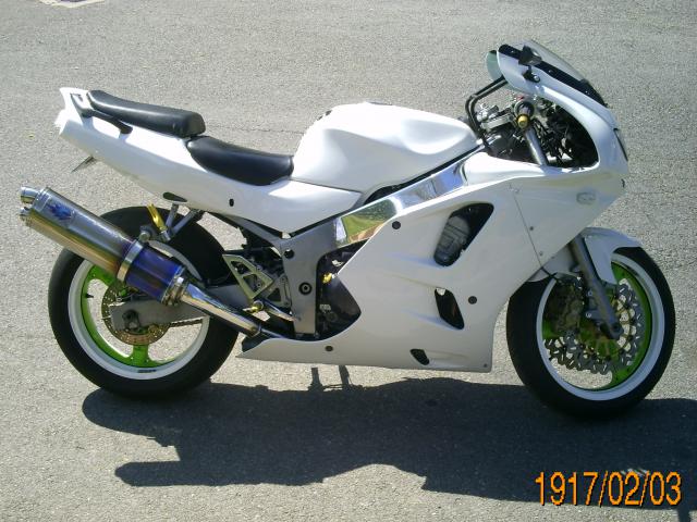 Modèle 95/97 full blanc - Page 29 57358zx6r_blanche_1ere_sortie__6_