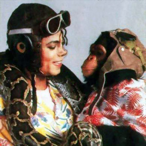 Photos de Michael Jackson avec des animaux (et vidéo de son singe Bubbles) 94432720080311Bubbles