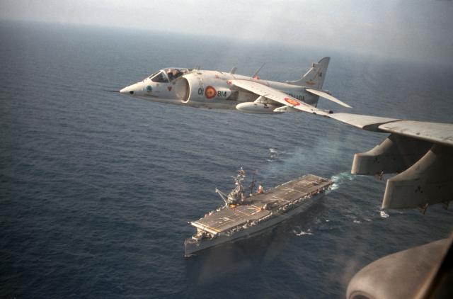 BRITISH AEROSPACE HARRIER ET SEA HARRIER 944391AV_8S_Matador_au_dessus_du_Dedalo_en_1988