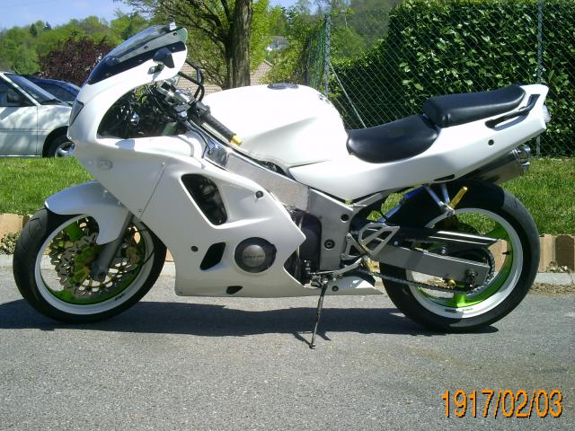 Modèle 95/97 full blanc - Page 29 95801zx6r_blanche_1ere_sortie__3_