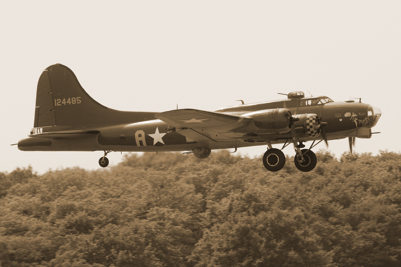 [01/07/2013] B17 Flying Fortress (G-BEDF) Sally B's - Page 3 113987DSC9764SEPIA