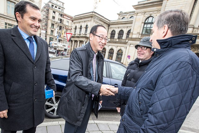 Le premier client allemand de Mirai vient de recevoir sa voiture à Hambourg 121694HA2508