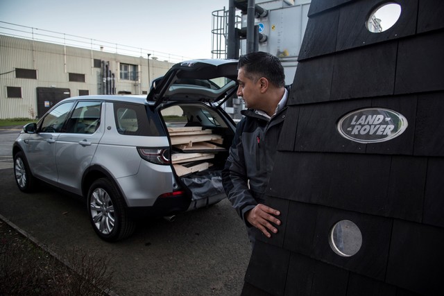 Land Rover construit une cabane pour le Père Noël  141991lrdswildernesscabinbuild08121604