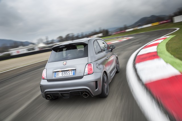 Abarth 695 Biposto : la « plus petite des supercars » 155556695BipostoVarano23