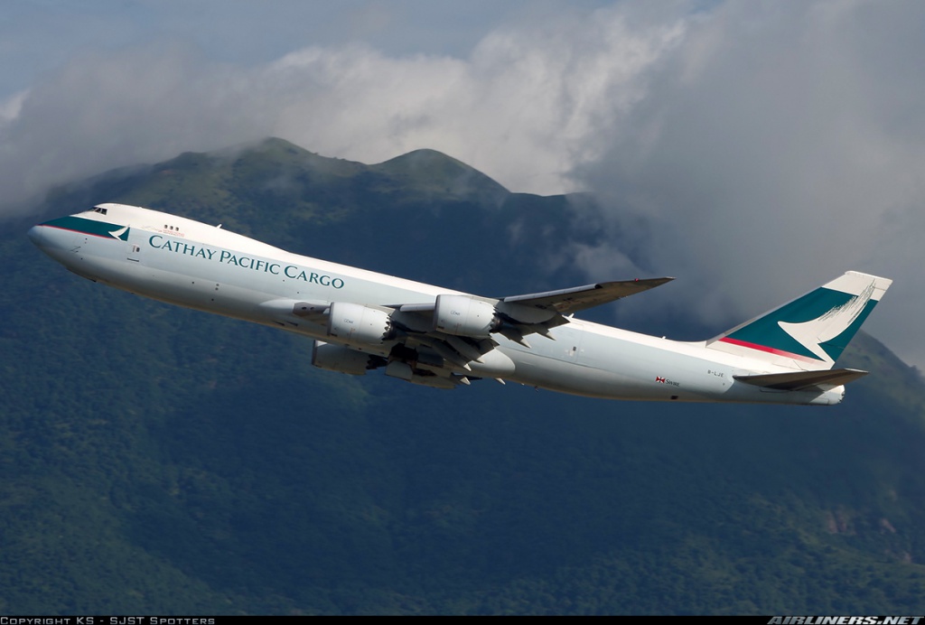 Revell 747-8F Cathay Pacific diorama chargement - 1/144 1647762676196