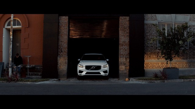 Volvo remporte le prix de la meilleure campagne TV aux Awards de l'Innovation Auto-Moto 2017 180159209068StillfromnewVolvoXC60brandfilm