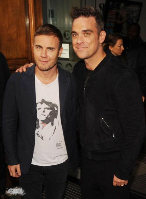 Robbie et Gary au studio BBC Radio 1 et 2 07/10/2010 190635HQ06