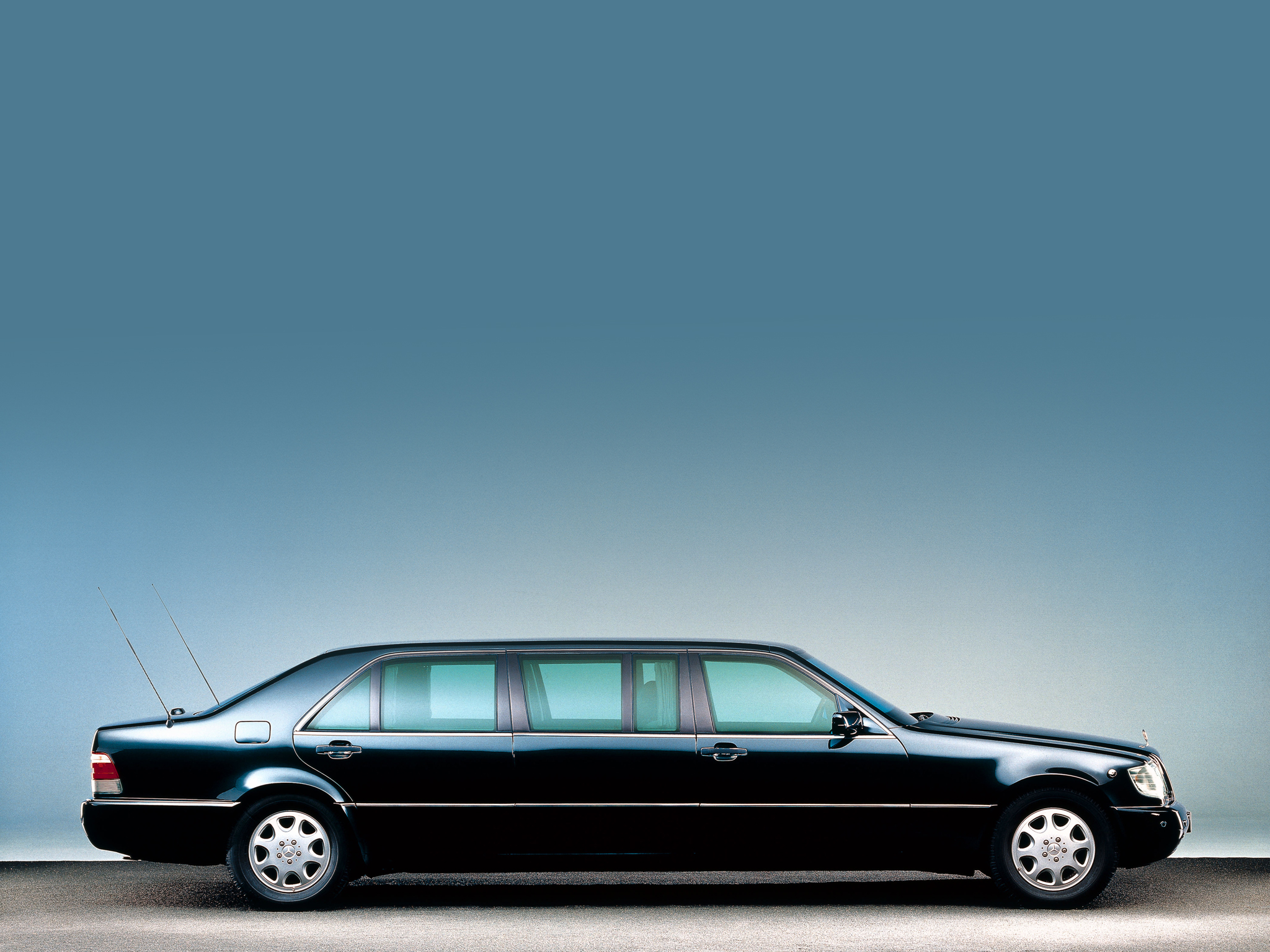 les plus belles... et moins belles... Mercedes-Benz limousine Pullman sur base de chassis w140 199537mbw140pullman0013