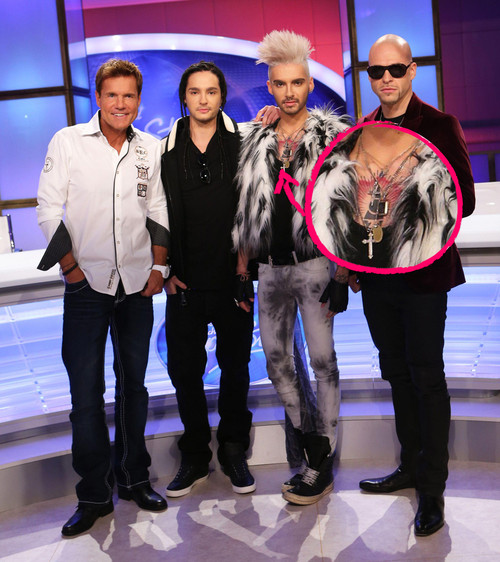 [Net/Allemagne/Septembre 2012](promiflash.de) - Mysteriöses Tattoo: Was ziert Bill Kaulitz' Brust? 207226billkaulitzzeigtbrusttattoo