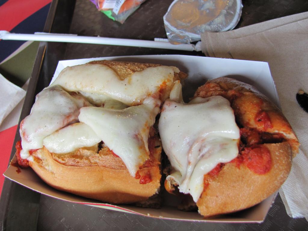 Photos des plats des restaurants de WDW,DCR - Page 24 209789MeatballsubatPizzaPlanet