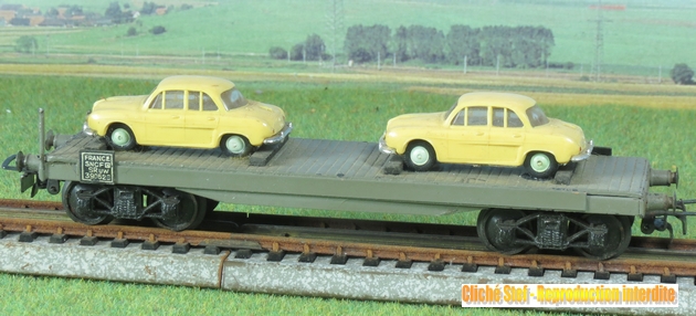 Wagon plat à bogies, à passerelle, avec chargement de 2 rouleaux