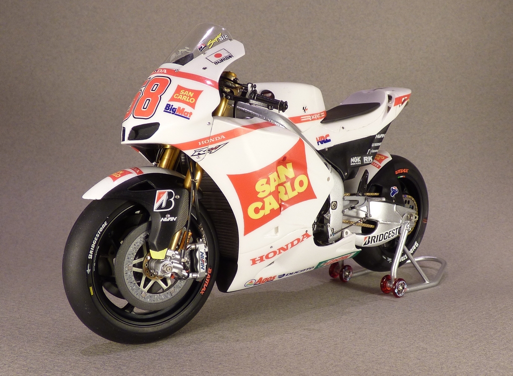 Honda RC212V Simoncelli 2011 - 1/12 Tk Max Moto Modeling - Page 3 219820005