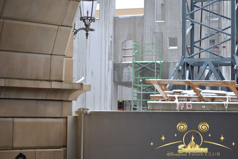 Construction du Dark Ride  "Ratatouille - L'Aventure Totalement Toquée de Rémy "pour 2014 - Page 7 226777DSC0313border