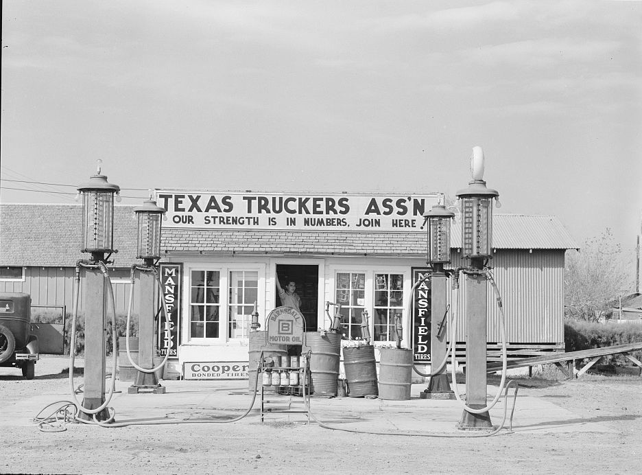 Les années 20 à 70 : photos et vidéos d'époque (partie 2) - Page 5 237521BlackWhitePhotosofGasStationsinThe1930s1940s4