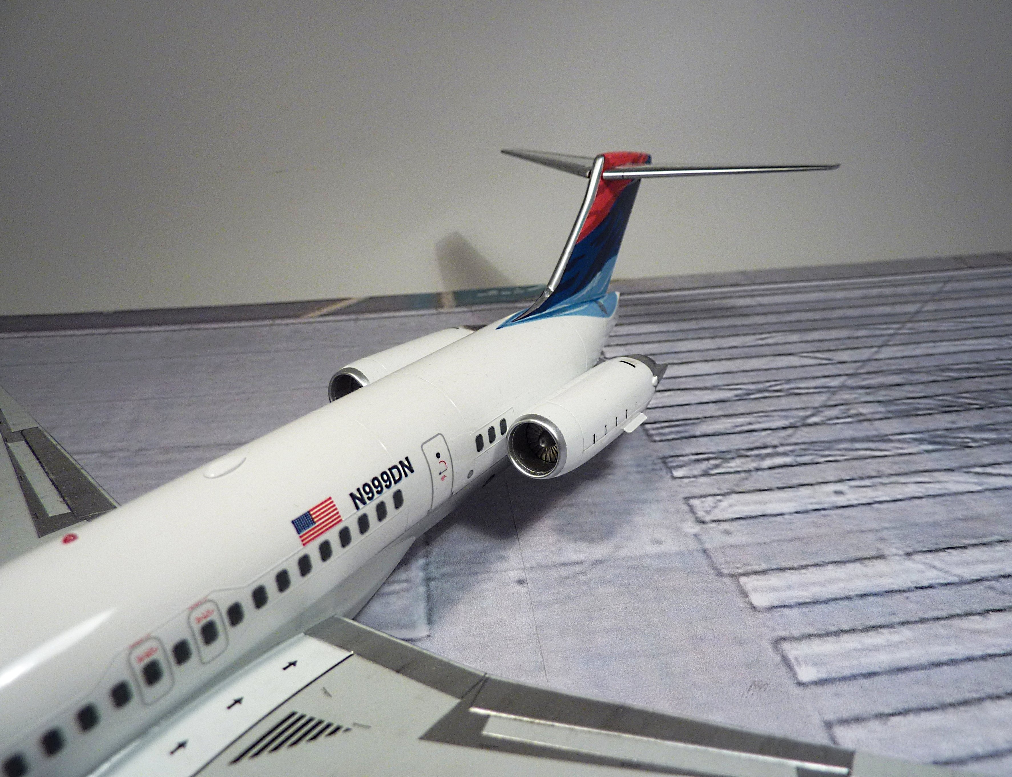 MD-88 Delta airlines [Minicraft] 1/144 239717P1030025