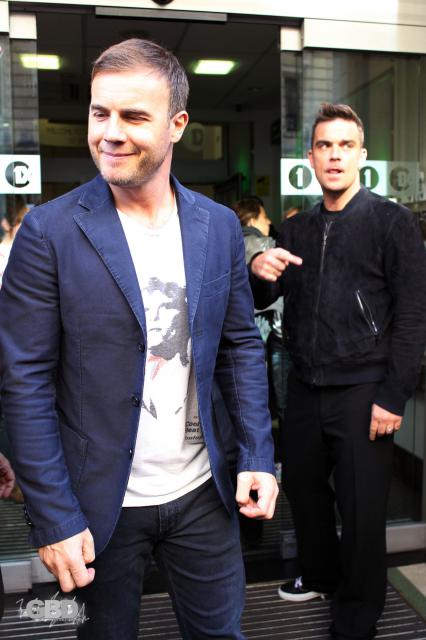 Robbie et Gary au studio BBC Radio 1 et 2 07/10/2010 242085HQ19