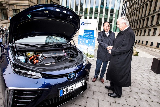 Le premier client allemand de Mirai vient de recevoir sa voiture à Hambourg 253392HA2614