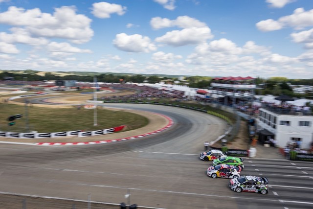 Sébastien Loeb signe, à Lohéac, son quatrième podium de suite 25796701717009CLU2484