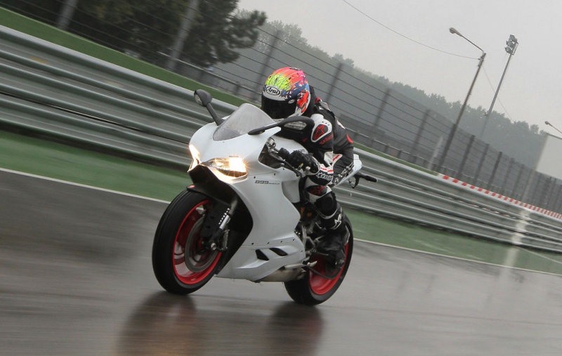 DUCATI 899 Panigale et future 959 ? - Page 5 2589512014Ducati899PanigaleActionRain