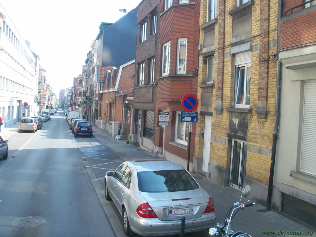 Déchargement de barre de métal rue Laneau à Bruxelles 2726421016269