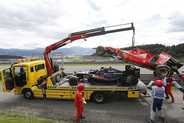  F1GP d'Autriche 2015 : Victoire Nico Rosberg 2776342015accidentAlonsoRikknen3