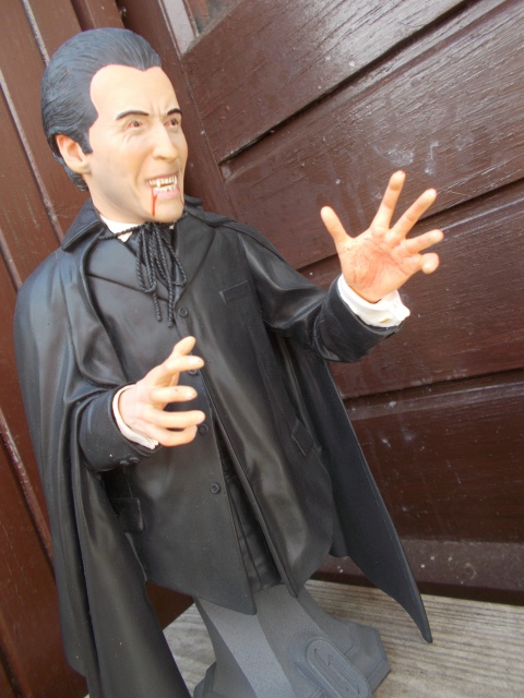 TITAN MERCHANDISE : DRACULA CHRISTOPHER LEE HAMMER BUST  281805DSCN0229