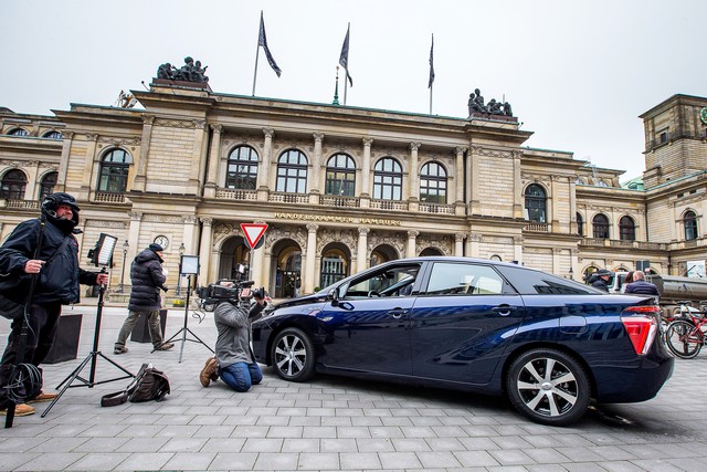 Le premier client allemand de Mirai vient de recevoir sa voiture à Hambourg 296450HA2467