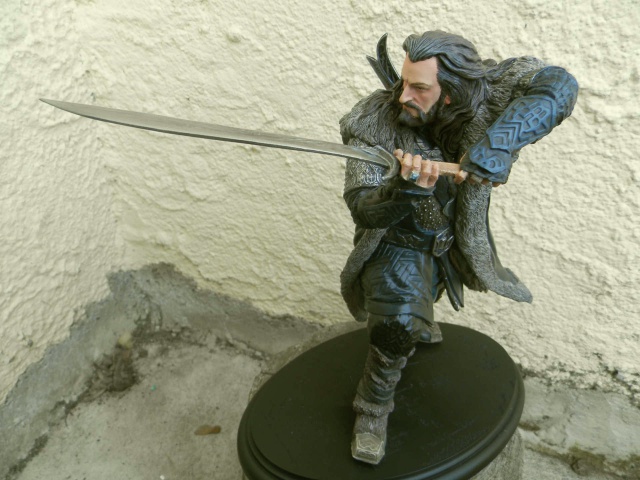 THE HOBBIT : AN UNEXPECTED JOURNEY : THORIN OAKENSHIELD – WITH SHIELD and REGULAR 309600wwwkizoacompc300177