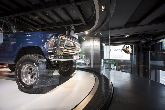 Jeep® fête ses 75 ans à MotorVillage Champs-Elysées 311054031