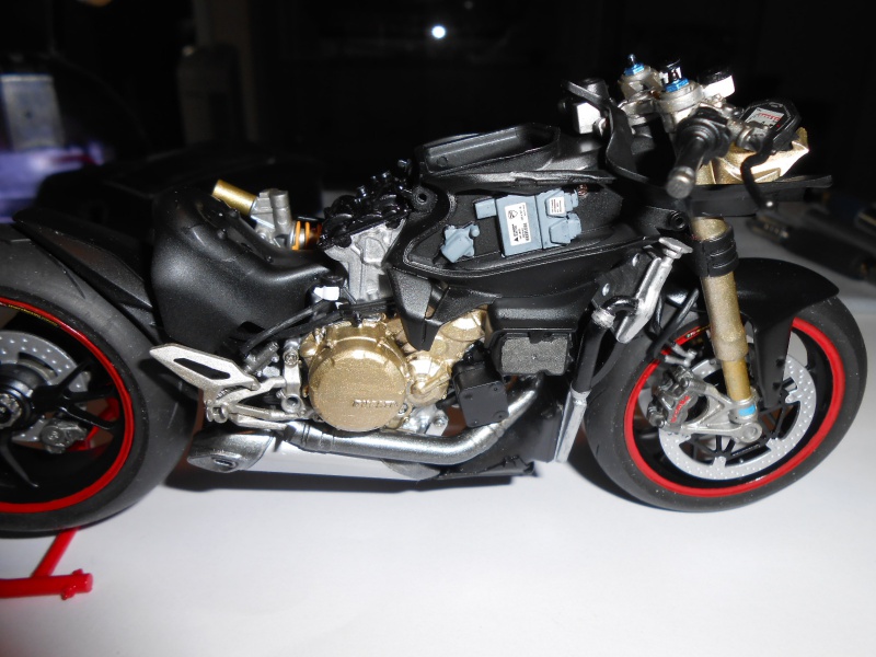 DUCATI 1199 Panigales Tamiya 1/12e 311725Torpilles014