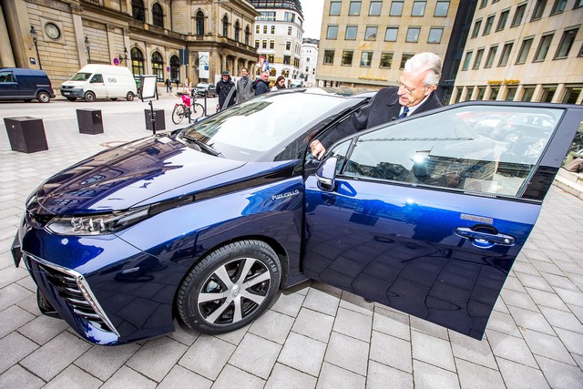 Le premier client allemand de Mirai vient de recevoir sa voiture à Hambourg 330979HA2438