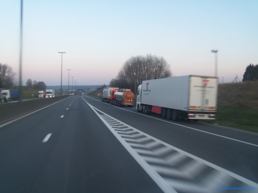 Les parkings d'autoroutes - Page 3 336658photoscamions25Mars201296Copier