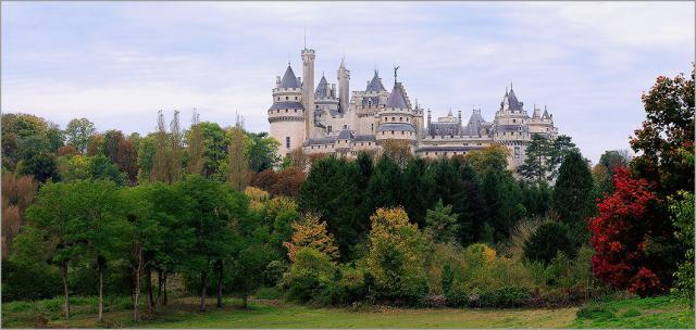 Les châteaux:(ceux que j'ai visitè) 356637chateau_pierrefonds_bois_5d_ef100mm_vert_pano_a