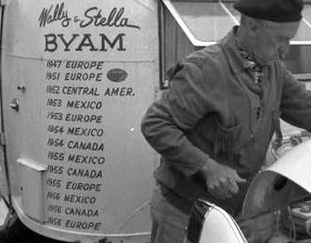 Les années 20 à 70 : photos et vidéos d'époque (partie 2) - Page 11 3568725239c404db4876c0landingAmericantouristcampingacrossEuropein1956G