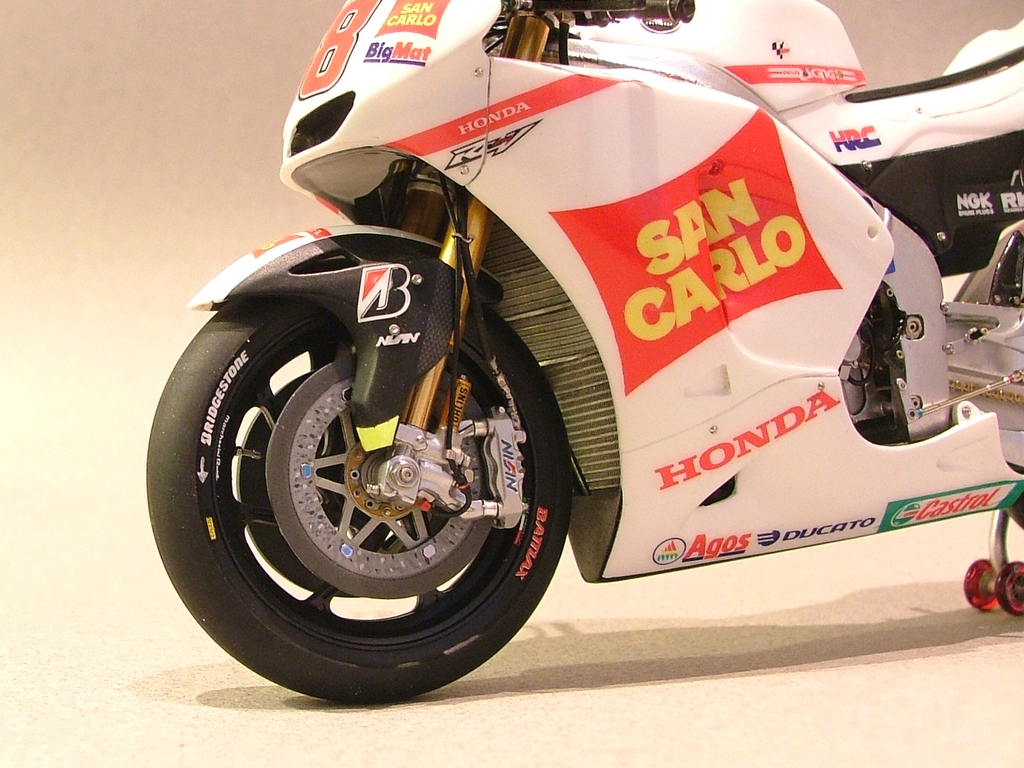 Honda RC212V Simoncelli 2011 - 1/12 Tk Max Moto Modeling - Page 3 360120022